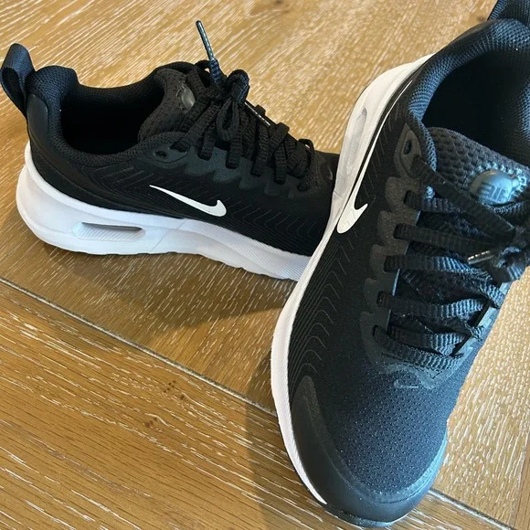 Nike Women's Air Max Nuaxis Shoes - Picture 2 of 7